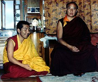 Seine Heiligkeit der Sechzehnte Gyalwa Karmapa, Ranjung Rigpe Dorjemit Seiner Eminenz Jamgon Kongtrul dem Dritten, aufgenommen im Kloster Rumtek
